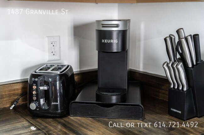 Building Photo - 1487 Granville St