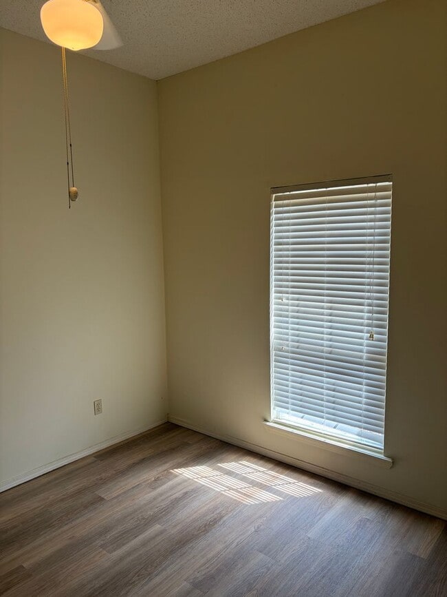 Building Photo - 908 Aspen Ave