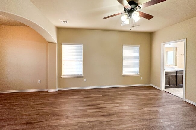 Building Photo - Stunning 5BD, 2 1/2 BTH Home Seconds away from John Kilpatrick Turnpike in YUKON!