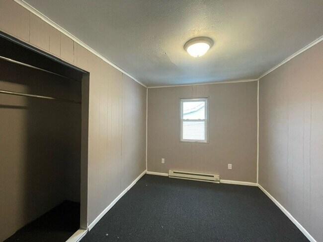 Building Photo - 3 bedroom 1 bathroom