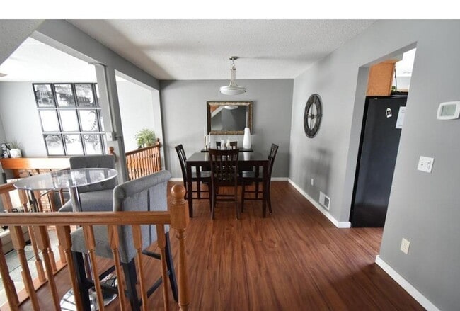 Building Photo - Spacious townhome- 3 bed/2.5ba -Community Pool! SLP- Available May 1