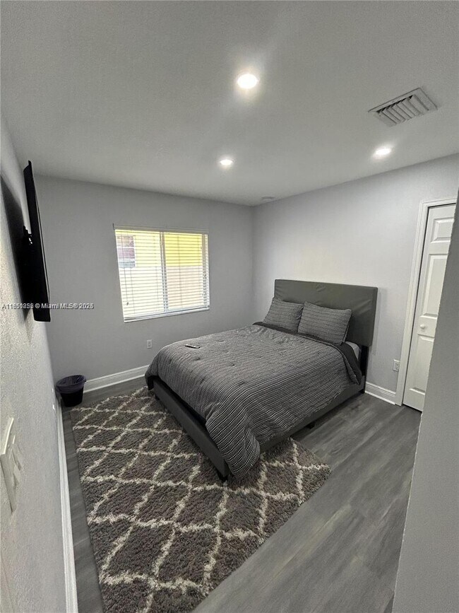 Building Photo - 3 bedroom in Miami Gardens FL 33054