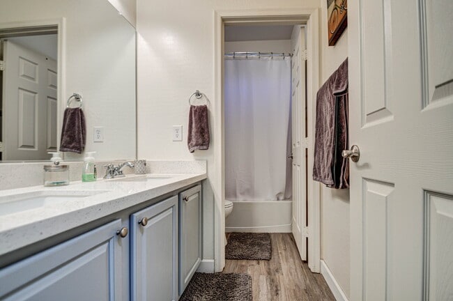 Building Photo - Del Rio Ranch Beauty