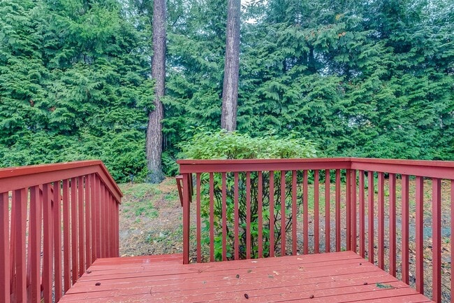 Building Photo - 3 Bedroom, 2.5 Bath Condo in Madrona Heights - Water/Sewer/Garbage included!