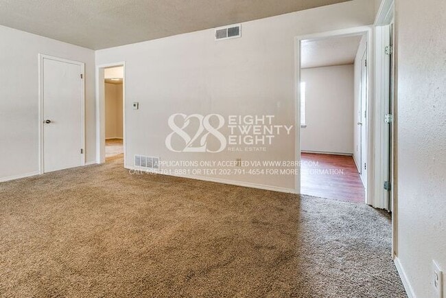 Building Photo - 3 Bedroom/1 Bath Single Family Home Just M...