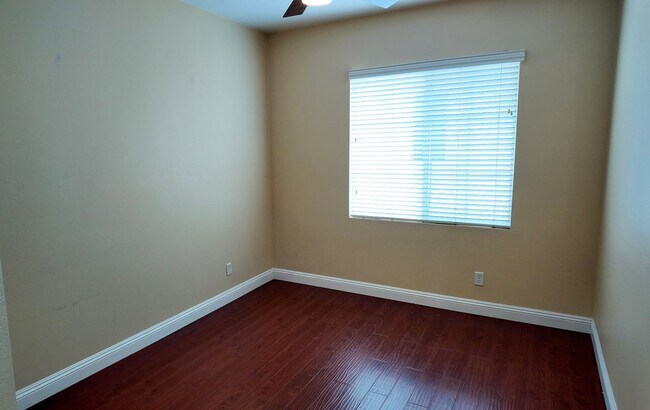 Building Photo - Beautiful 4-Bedrooms Home - Across from La...