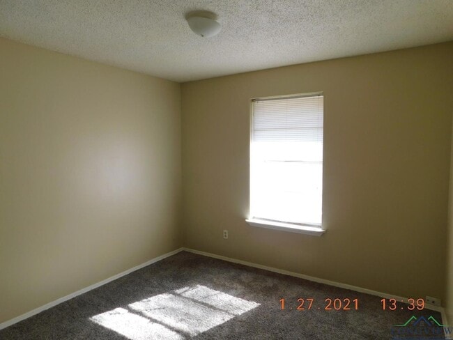 Building Photo - 605 Circle Dr