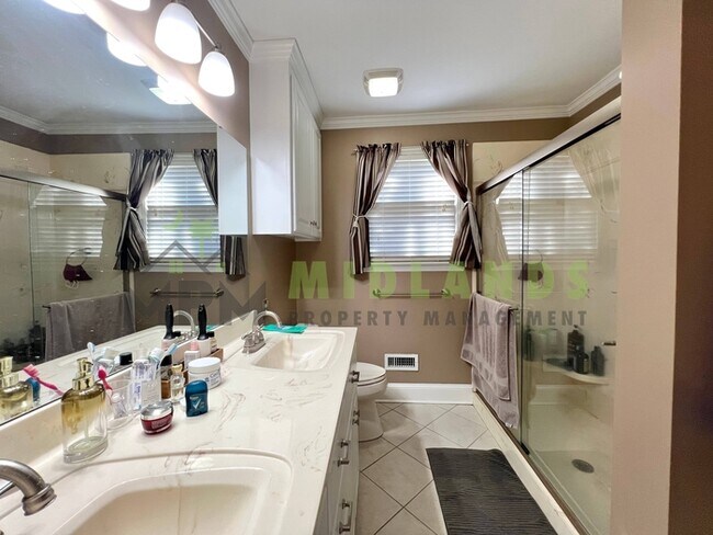 Building Photo - 2417B Clark Street