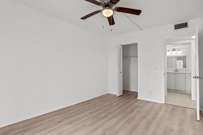 Building Photo - 2044 Hythe A