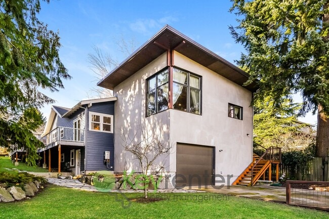 Building Photo - Executive Style 5 Bedroom with Garage and Outdoor Space