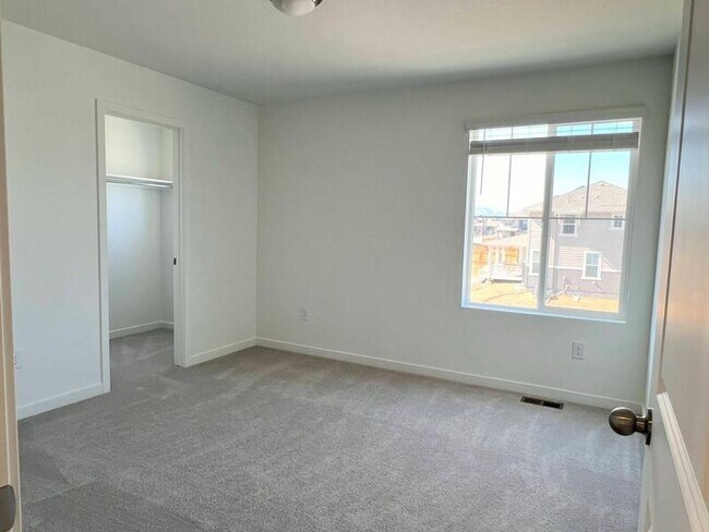 Building Photo - 690 Rob Roy Ct