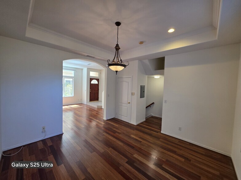 Building Photo - 5242 Vesper Ave