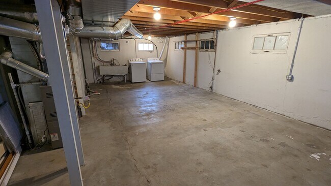 Building Photo - SUPER CUTE 2 or 3 BEDROOM HOME + GARAGE IN QUIET EDGEWATER NEIGHBORHOOD!