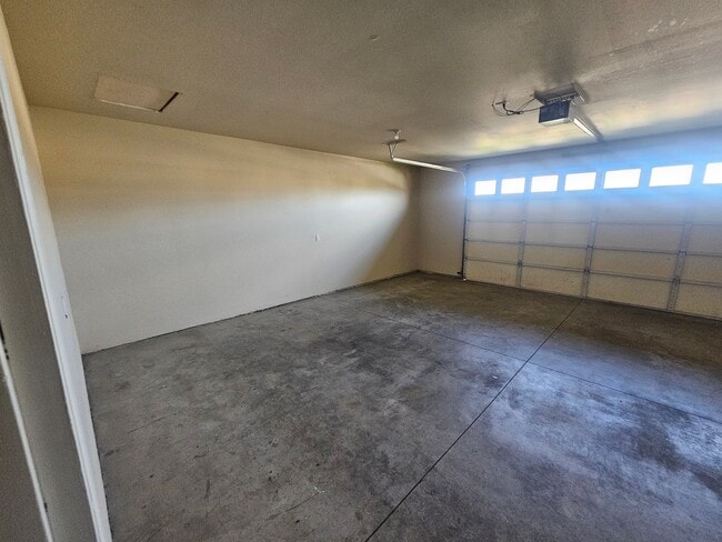 Building Photo - Spacious Home!