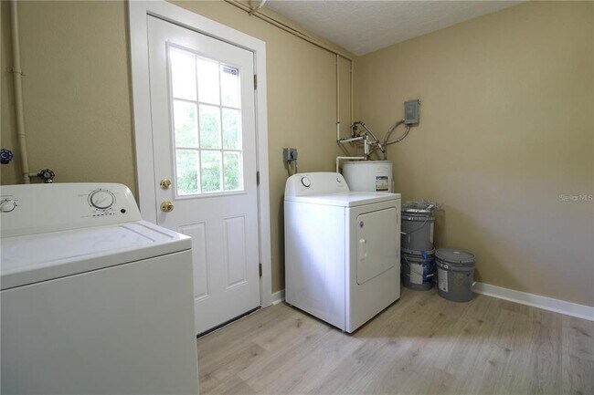 Building Photo - 1388 Whitewood Dr