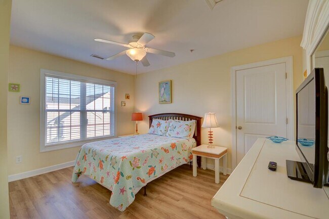 Building Photo - 5BR, 4BA Townhome - Pet Friendly with Beac...