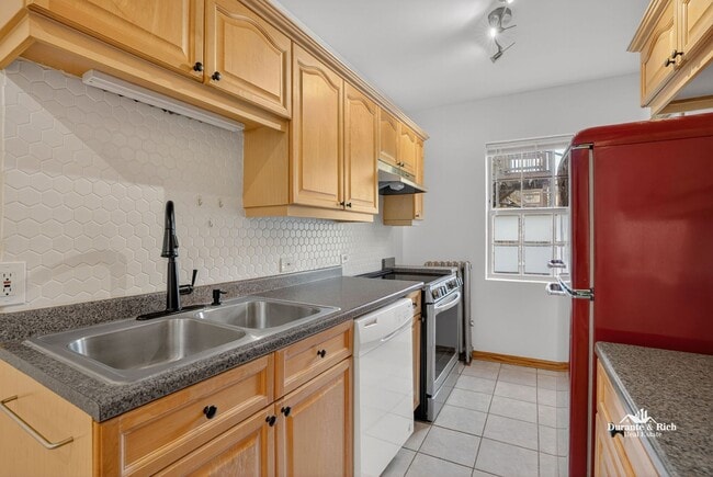 Building Photo - Fantastic Rogers Park 1 Bedroom Has it All