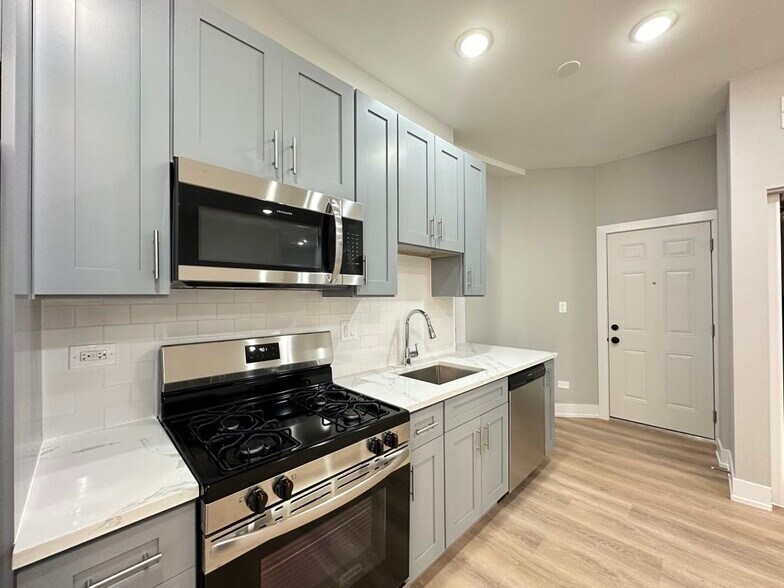 Building Photo - 419 W Belden Ave