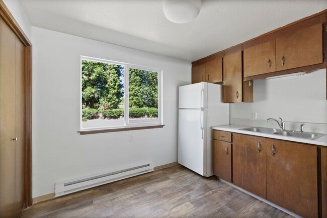 Building Photo - $1,500 - 2 Bed / 1 Bath - Recently Renovated in Private Setting