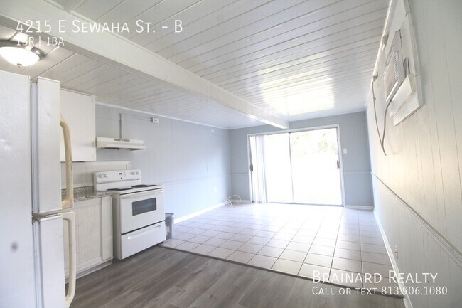Building Photo - 4215 E Sewaha St