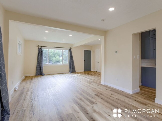 Building Photo - 3 bedroom, 2 bathroom House Available Imme...