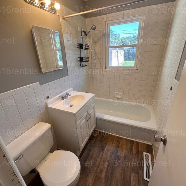 Building Photo - $1200 – 3 Bed + Bonus Room, 1 Bath | Singl...