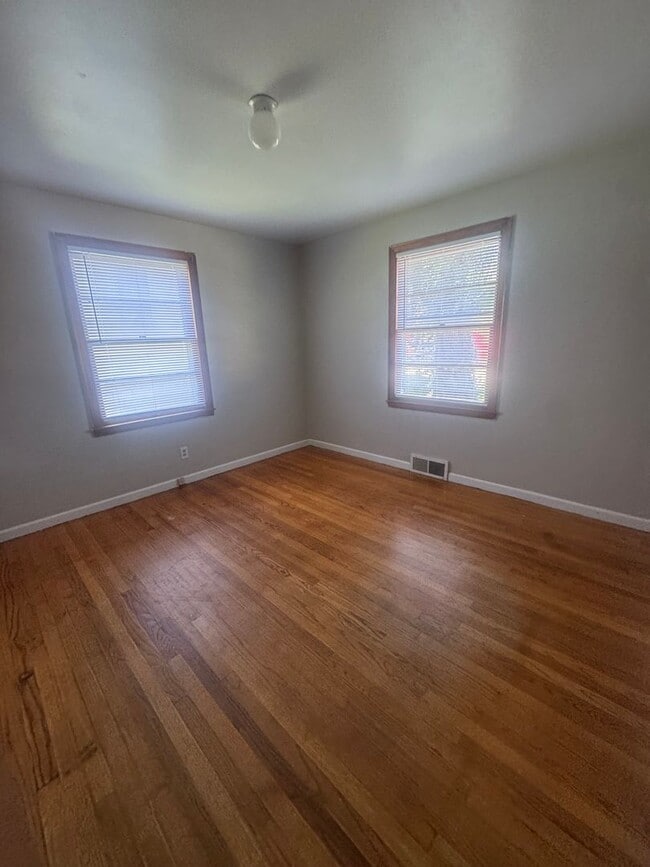 Building Photo - 5 BED / 2 BA home right next to Memorial S...