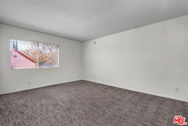 Building Photo - 248 Rexford Dr