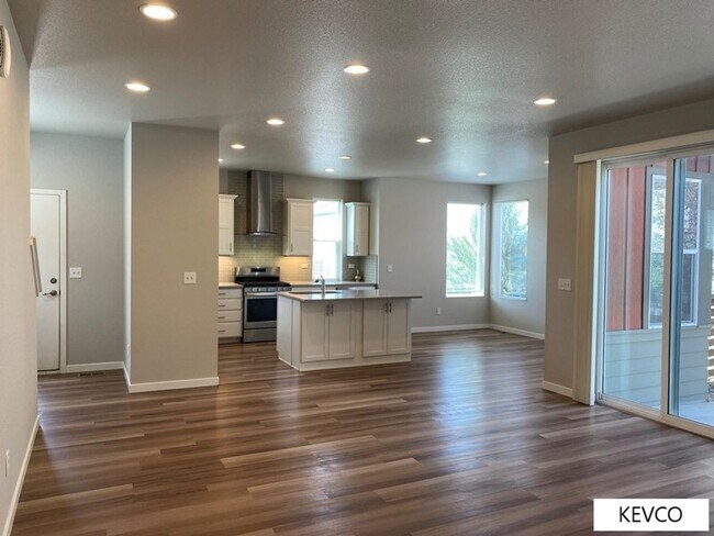Building Photo - Spectacular New Construction!
