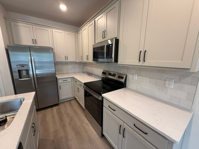 Building Photo - 3 Bedroom 2.5 Bathroom Townhouse in Windward Village - Summerville