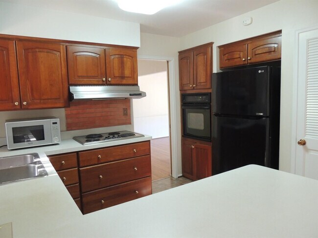 Building Photo - 2098 Yorktown Dr