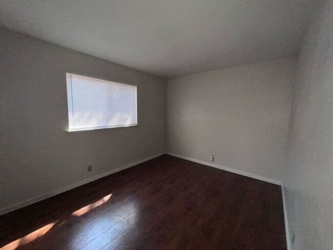 Building Photo - Spacious home close to shopping and transp...