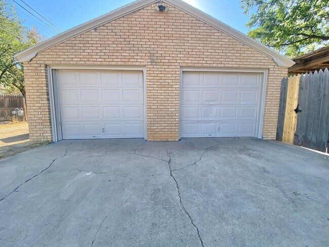 Building Photo - NOW PRE-LEASING FOR JULY: 4 bed 2 bath 2car garage in Tech Terrace
