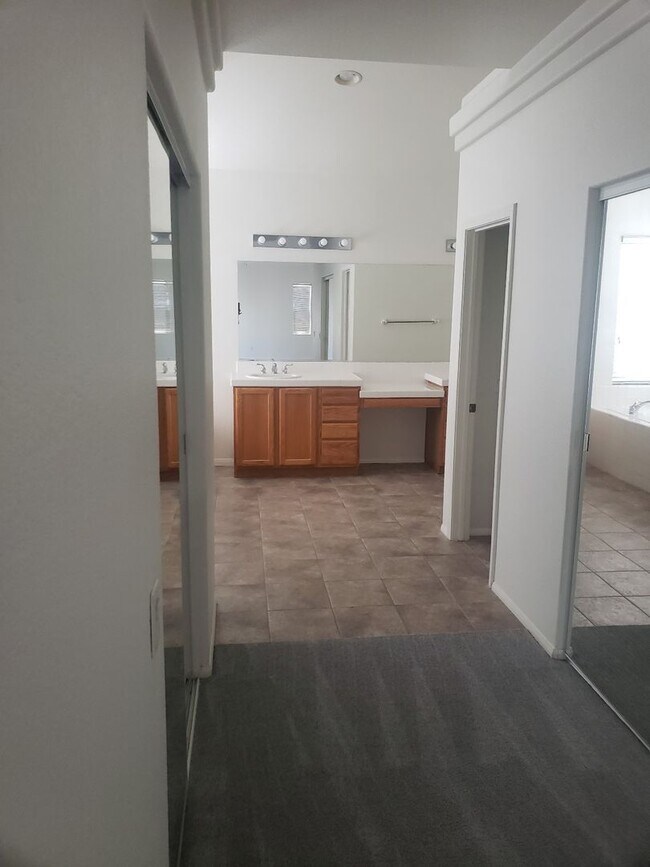 Building Photo - Large 4 BR + Office/Den in Gated Comunity - South Temecula