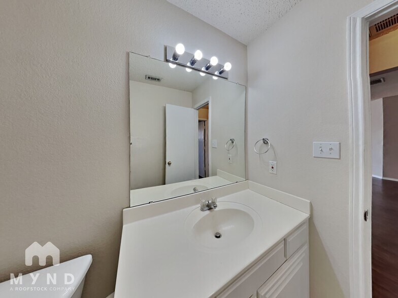 Building Photo - 1801 Bertram Dr