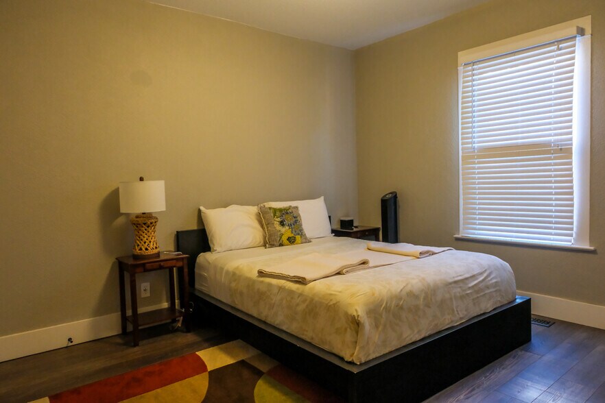 Building Photo - 5530 N Haight Ave