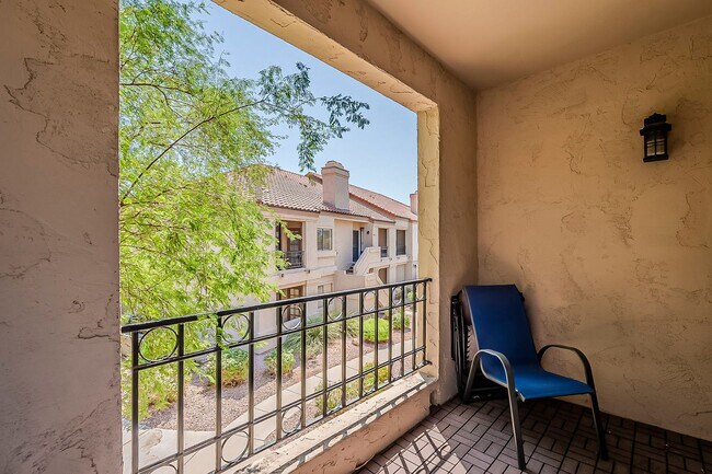 Building Photo - Fully Remodeled 2-Bedroom Condo at the Scottsdale Racquet Club!