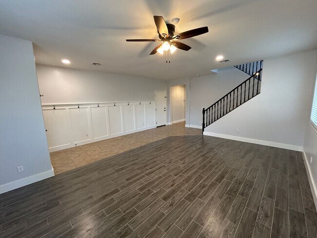 Building Photo - 15439 W Poinsettia Dr