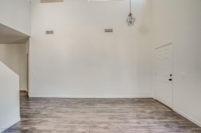 Building Photo - Charming 4 Bedroom 3 Bath 3 Car garage Hom...