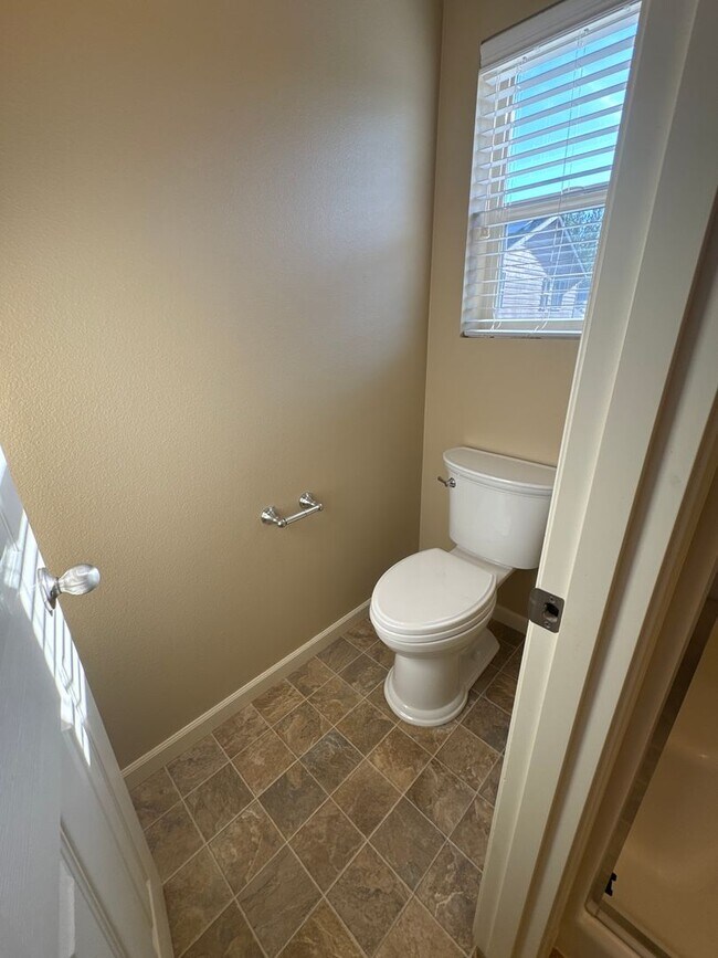 Building Photo - ? Beautiful 4-Bed, 3-Bath North Albany Hom...