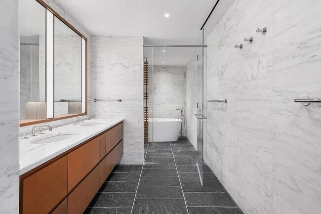 Building Photo - 100 Vandam St