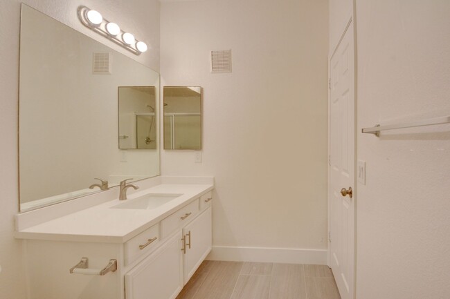 Building Photo - Gorgeous two bedroom two bathroom condo in...