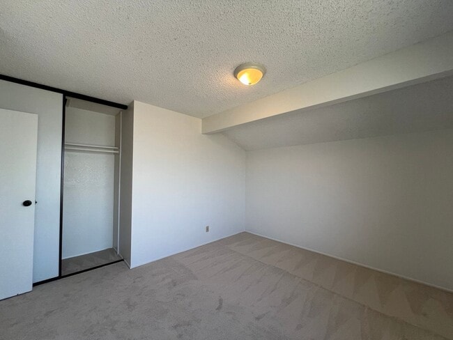 Building Photo - Spacious 5br/2.5ba House w/enclosed yard &...