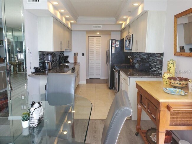 Building Photo - 1050 Longboat Club Rd