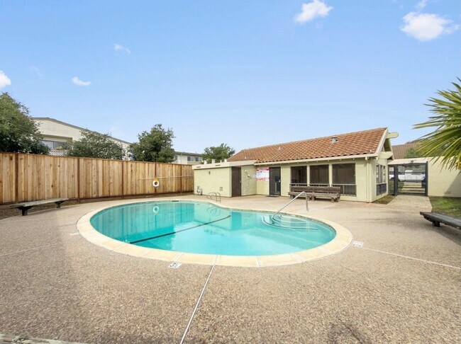 Building Photo - 191 Crestview Ct