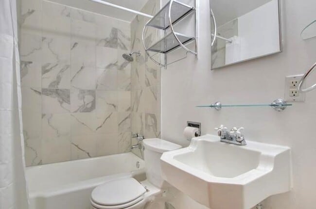 Building Photo - Adorable 1 bedroom/1bath Duplex in Tacoma ...