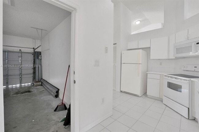 Building Photo - 10660 SW 20th Ct