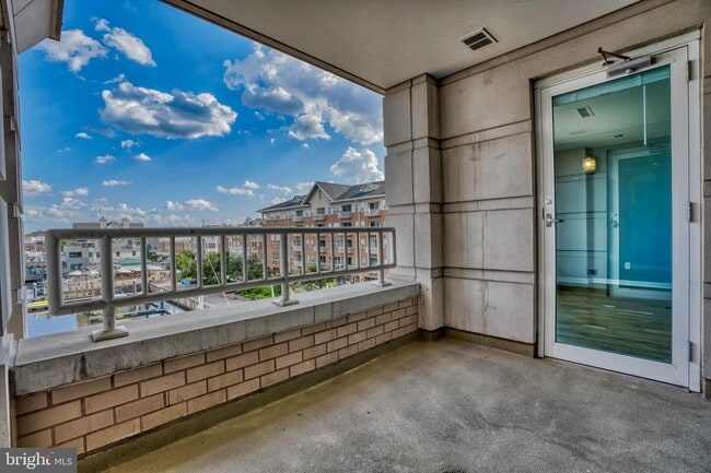 Building Photo - 100 Harborview Dr