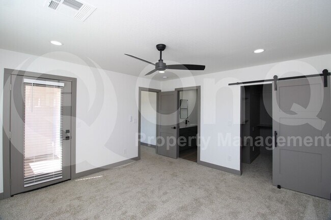 Building Photo - 2516 E Broadway Rd