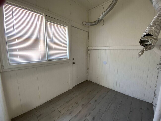 Building Photo - One Bedroom Apartment in Downtown Stockton